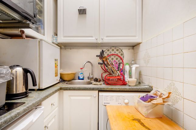 Flat 58 Queens Court, Queensway, London photo 4