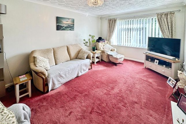 25, Castle Lea, Caldicot photo 3