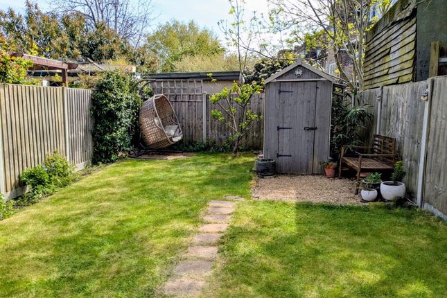 7 Hedge Walk, London photo 3