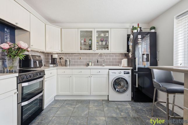 11 Ellswood, Basildon photo 3