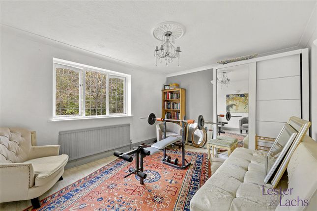 7, Barton Friars, Chigwell photo 4