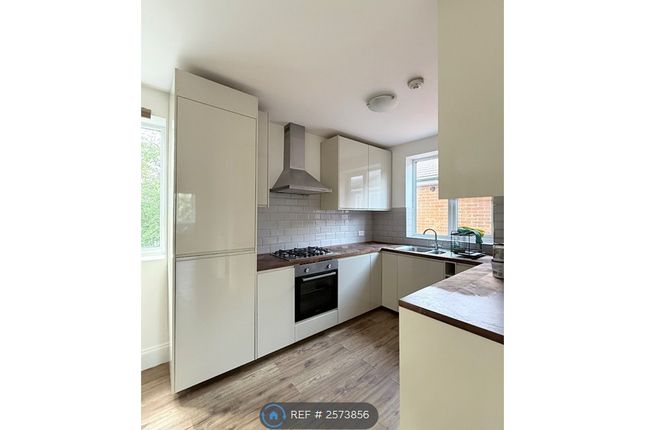 Flat B, Roehampton Vale, London photo 5