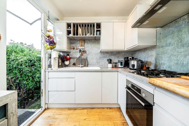 11, Newton Avenue, London photo 3