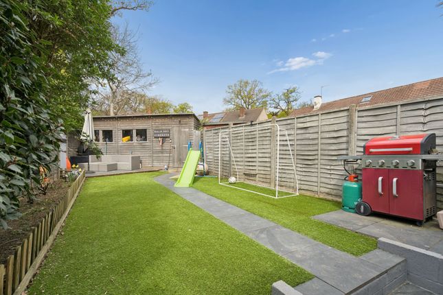 8 Hindhead Green, Watford photo 4