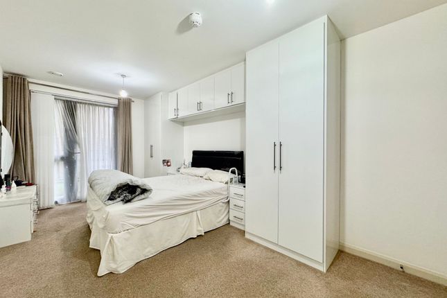 Flat 25, Cypress Court, London photo 3