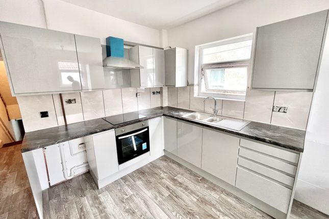 Thumbnail Flat to rent in Penarth Road, Cardiff