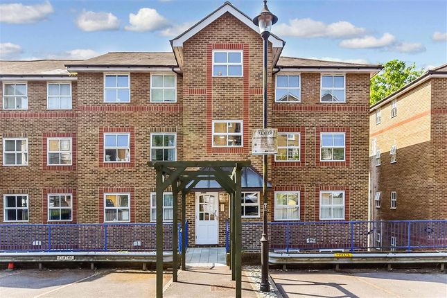 Thumbnail Flat for sale in River Bank Close, Maidstone, Kent