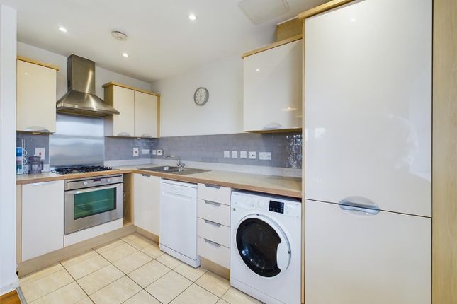 11, Rawlinson Road, Crawley photo 3