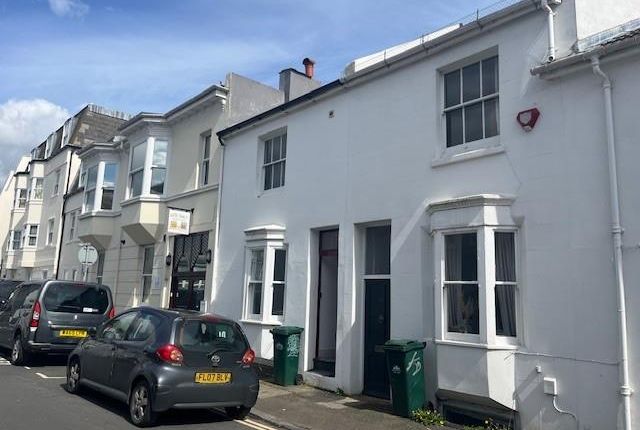 Thumbnail Property to rent in Park Crescent Place, Brighton