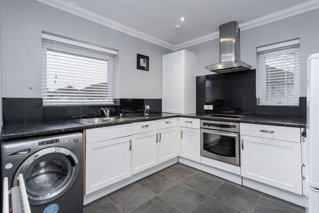 Meadowcroft Close, Horley photo 2
