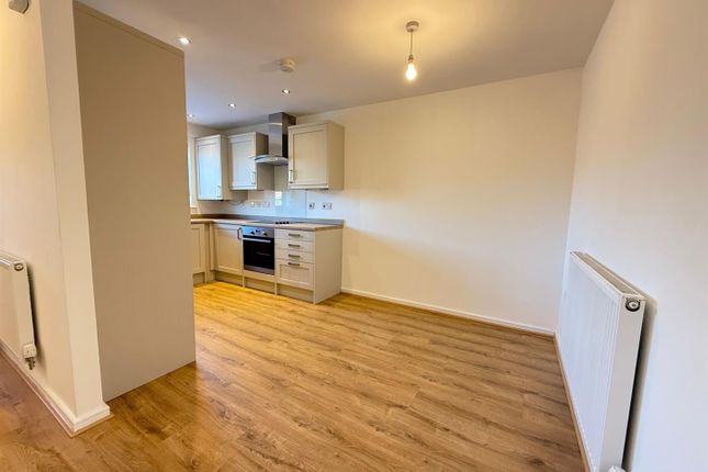 32, Ermine Close, Manchester photo 4