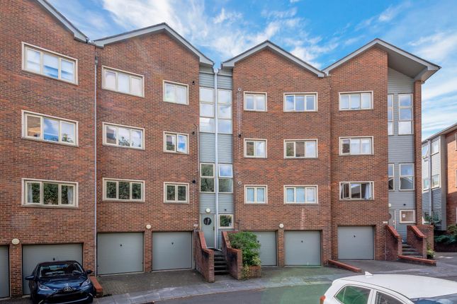 Thumbnail Flat for sale in Kew Bridge Road, Brentford, London