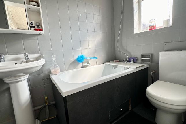 2, Chelford Avenue, Blackpool photo 4