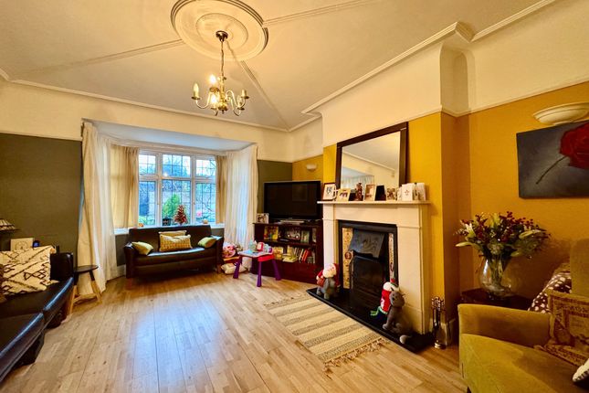 60 Whitchurch Gardens, Edgware photo 2