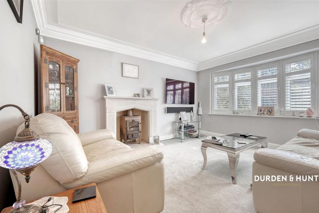 8 Nelwyn Avenue, Hornchurch photo 2