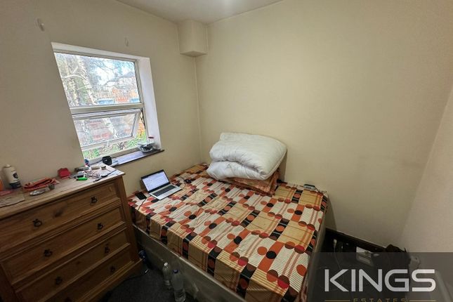 Flat to rent in Commercial Road, Southampton