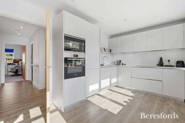Flat 3, Riviera Court, 17, Hall Lane, Upminster photo 2