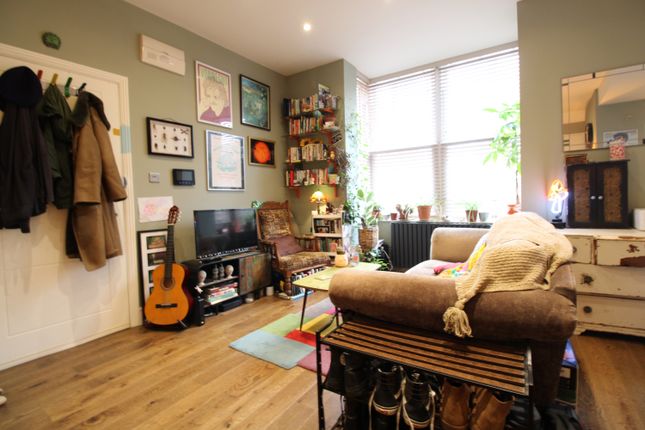 Studio to rent in Woodside Green, London