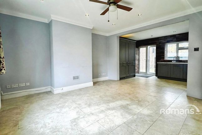 8, Lynch Close, Uxbridge photo 3