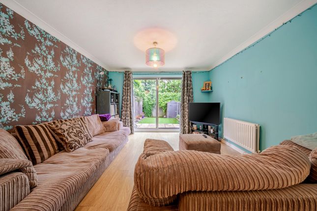 77, Ann Moss Way, London photo 3