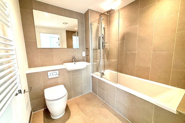 Flat 18, Gem House, Station Road, Egham photo 4