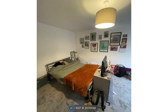 Room to rent in Farndale Avenue, York