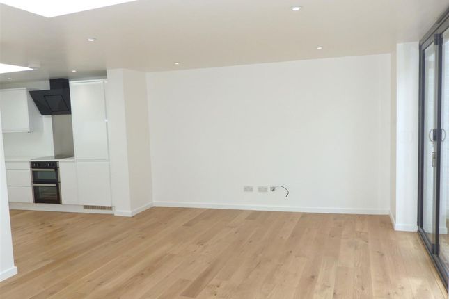 1d Holly Road, Hampton photo 4
