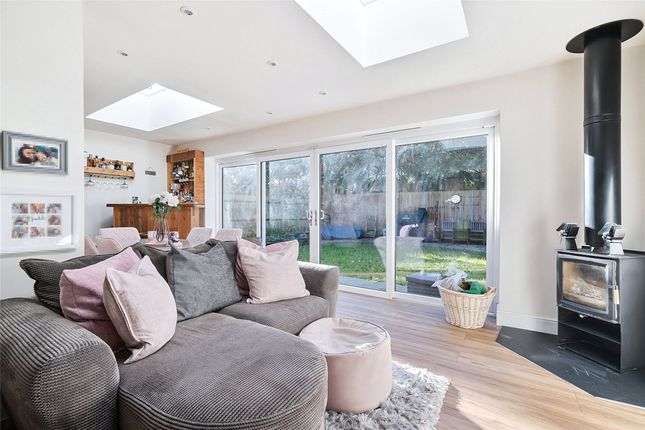 3, Baker Drive, Horley photo 2