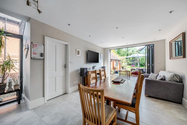11, Parvis Road, West Byfleet photo 4