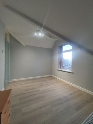 Flat to rent in Mackintosh Place, Roath