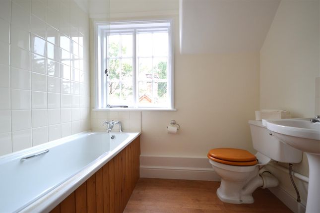 2, Heathgate Cottage, Northampton photo 4