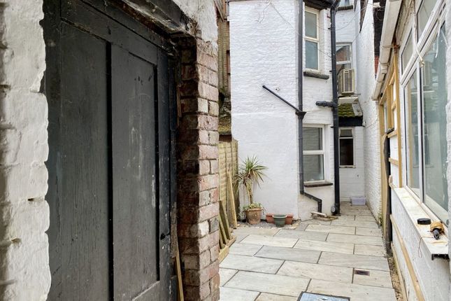 2-bed flat on 68A, High Street, Ringwood, £75,000