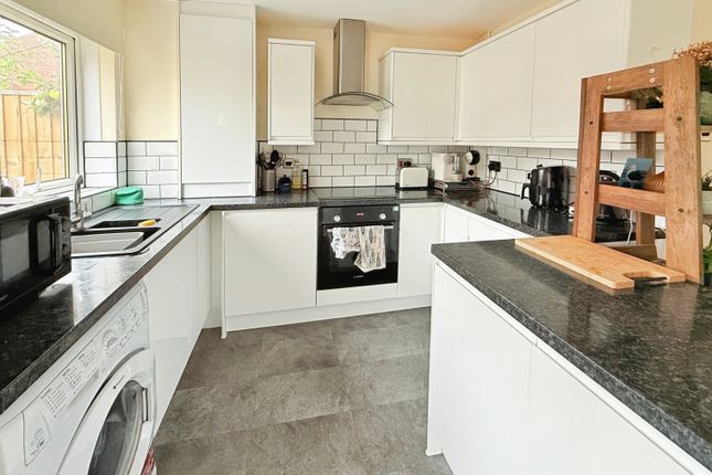 8, Maple Court, Frome photo 3