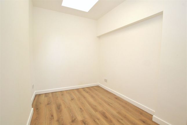 Flat to rent in London Road, Isleworth