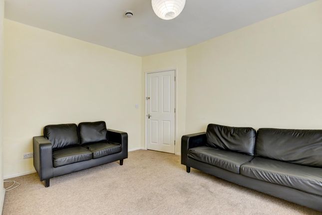 A Spacious And Well-Maintained Contemporary Living...