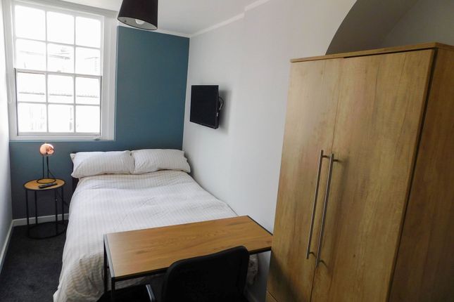 Bright, Neatly Presented Double Bedroom With A Lar...