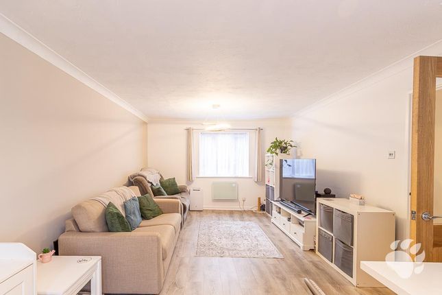 136, Copperfields, Basildon photo 3