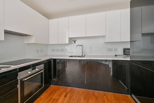 Flat to rent in Discovery Tower, Canning Town, London