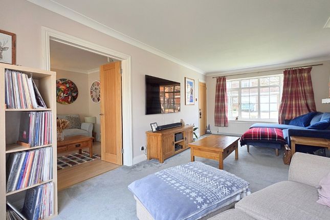 48, Dukes Wood, Crowthorne photo 2
