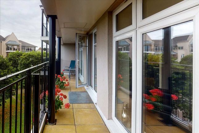 Flat for sale in The Boulevard, Ingress Park, Greenhithe