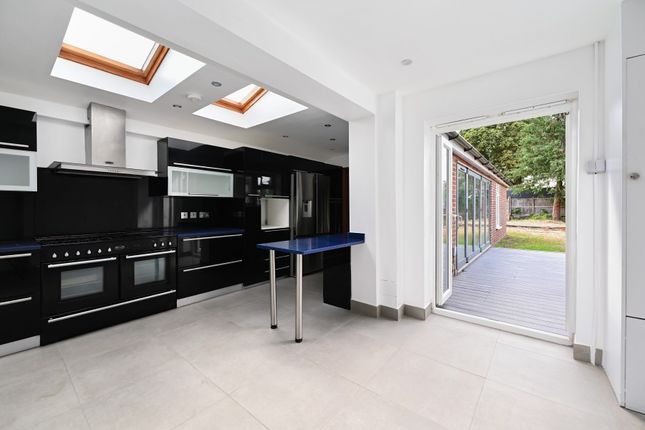 28, Stanhope Heath, Stanwell photo 2