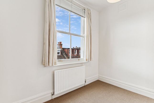 Flat to rent in Riverview Gardens, Barnes