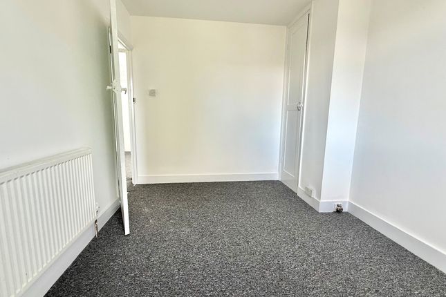 30, LUTON photo 5