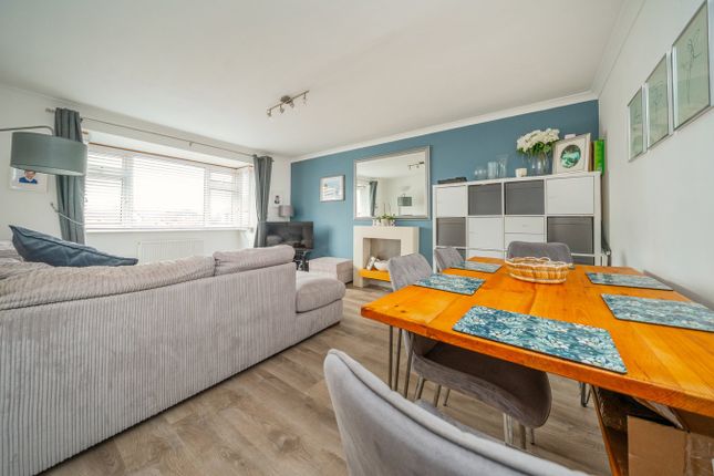 8, Winchstone Close, Shepperton photo 2