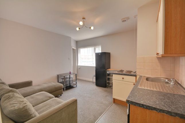 Flat to rent in Airedale Road, Castleford