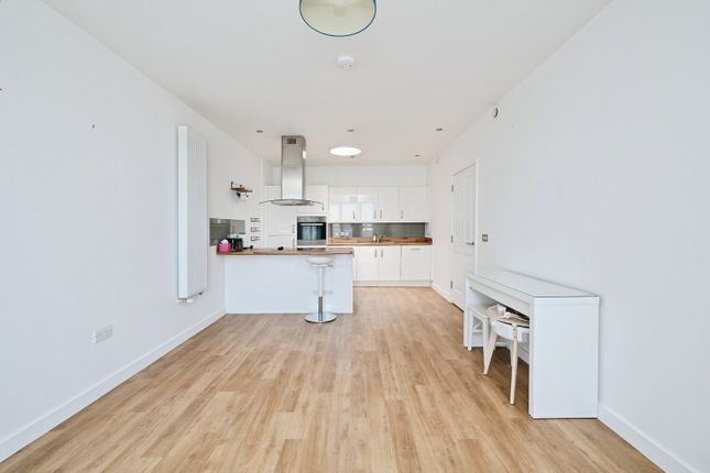 Flat 18 The Clay Farm Centre, Hobson Square, Hobson Avenue, Cambridge photo 4