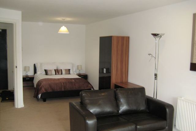 Studio flat on 503 Hive, 7 Masshouse Plaza West Midlands, Birmingham, £825/mo