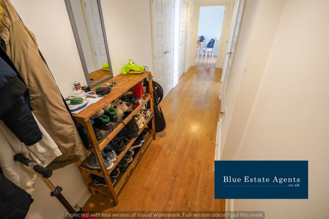 Flat to rent in Hunting Place, Hounslow