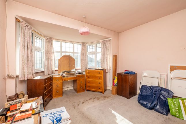 30, Seymour Avenue, Morden photo 4
