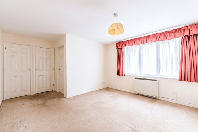 2 Highclere Court,, Holly Avenue, Addlestone photo 2